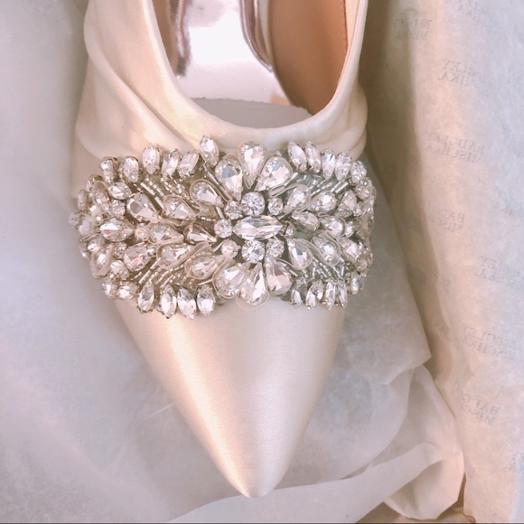 Badgley Mischka Vanilla Crystal Embellished Pump - Picture 4 of 7